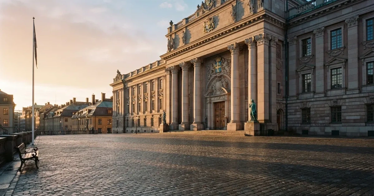 Stenfasad på en statlig byggnad i Stockholm vid gryning, höga pelare och ett tomt torg framför — casinon utomlands för svenskar