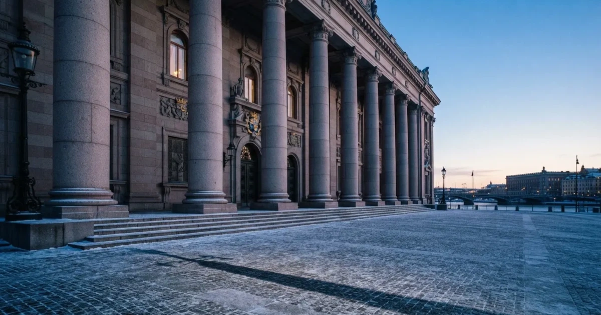 Stenfasad på en statlig byggnad i Stockholm vid gryning, höga pelare och ett tomt torg framför — kasinon utan licens i sverige